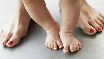 一岁宝宝走路内八字：我家宝宝一岁零九个月了，发现她走路有点内八字要怎样