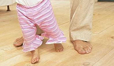 一岁宝宝走路一只脚外八字：一岁三个月的宝宝走路外八字怎么办？有方法纠正吗？