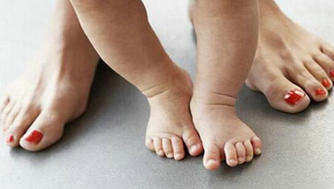 新生儿内八字腿怎么办：如何判断是内八字脚或外八字脚?